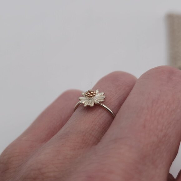 Size 8 Sterling Silver Cute Daisy Flower Ring A2418 - Picture 3 of 7